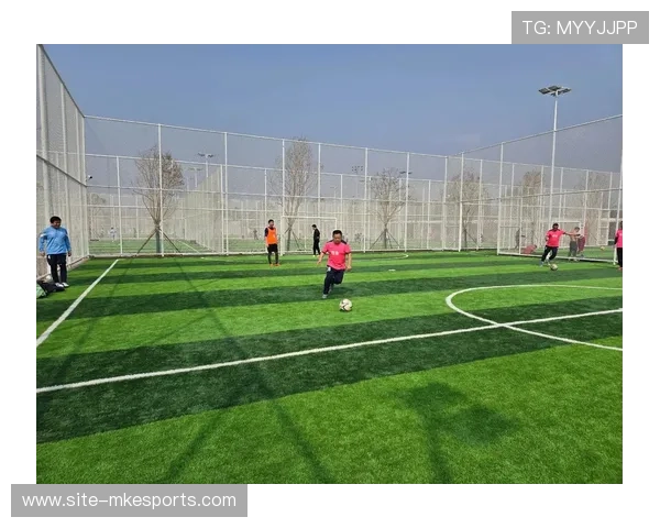 足球巨星挥别绿茵深情亲吻足球定格永恒瞬间