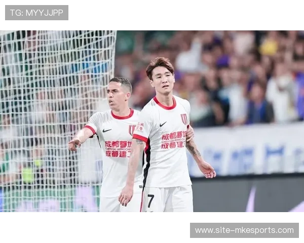 足球明星因场上行为不当被罚站引发热议，球迷纷纷讨论处罚尺度是否合理